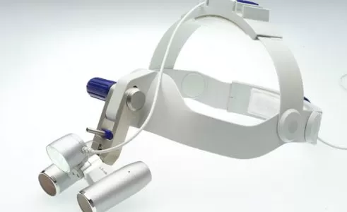Sistem za na glavo s povečavo in LED osvetlitvijo